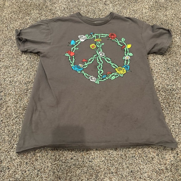 Tops - Preloved Graphic Peace Flower Short Sleeve Tee in medium